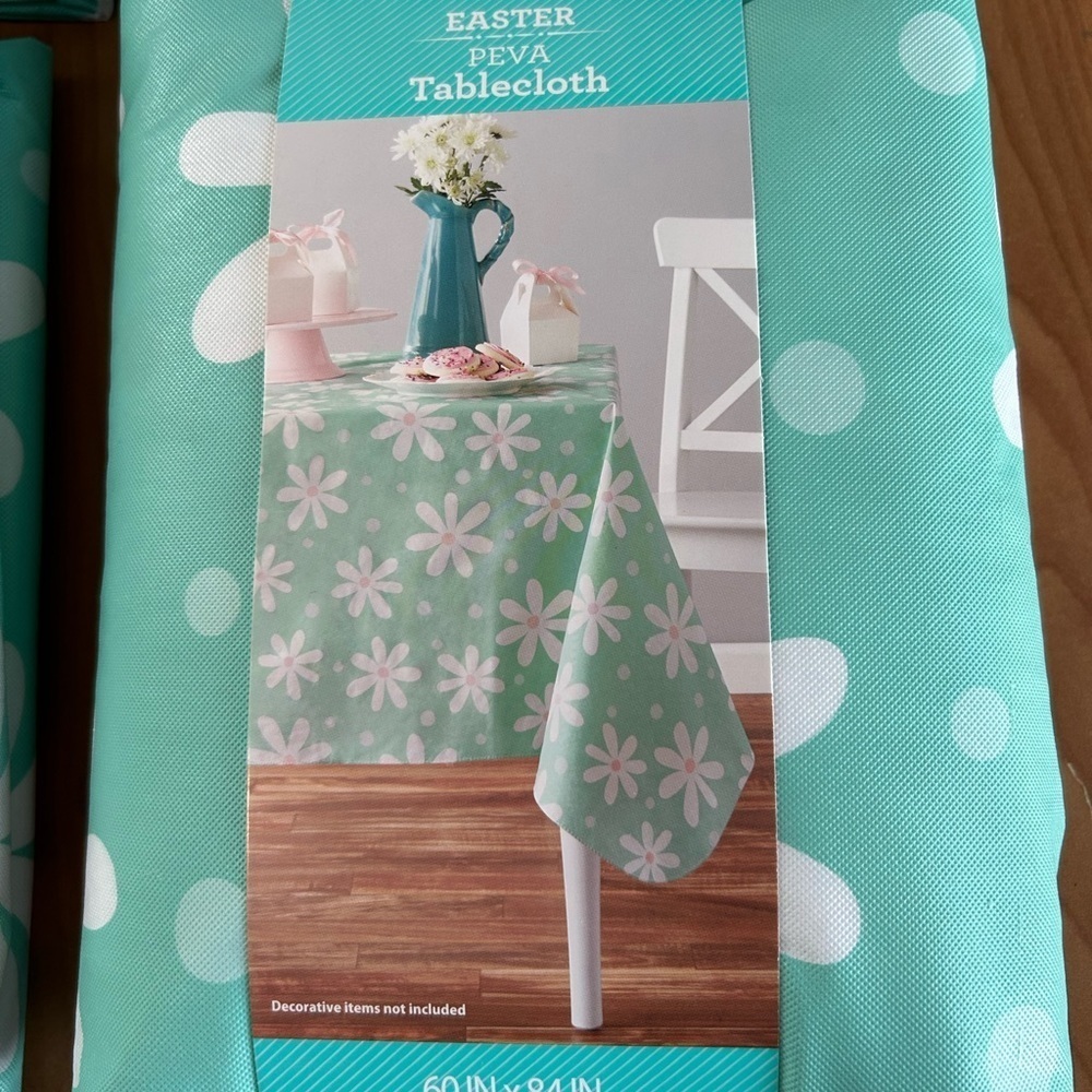 New spring/Easter lot of 4 tablecloths celebrate brand - Picture 3 of 4